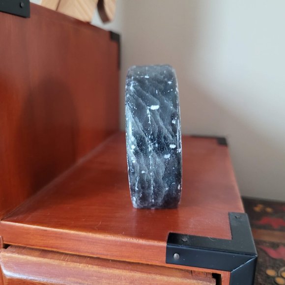 Siku Seal Etching Soap Stone Paperweight Sculpture - Picture 6 of 6